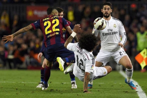 Luego de unos minutos de intercambio en la posesión del balón el Barcelona marcaría diferencia.