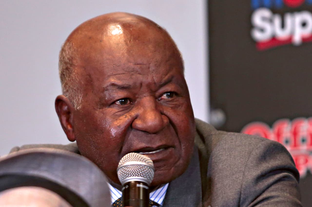 Dos Santos, que jugó en América, Pachuca y Toluca, fue el primer jugador en marcar un gol en el estadio Azteca, el 26 de mayo de 1966.