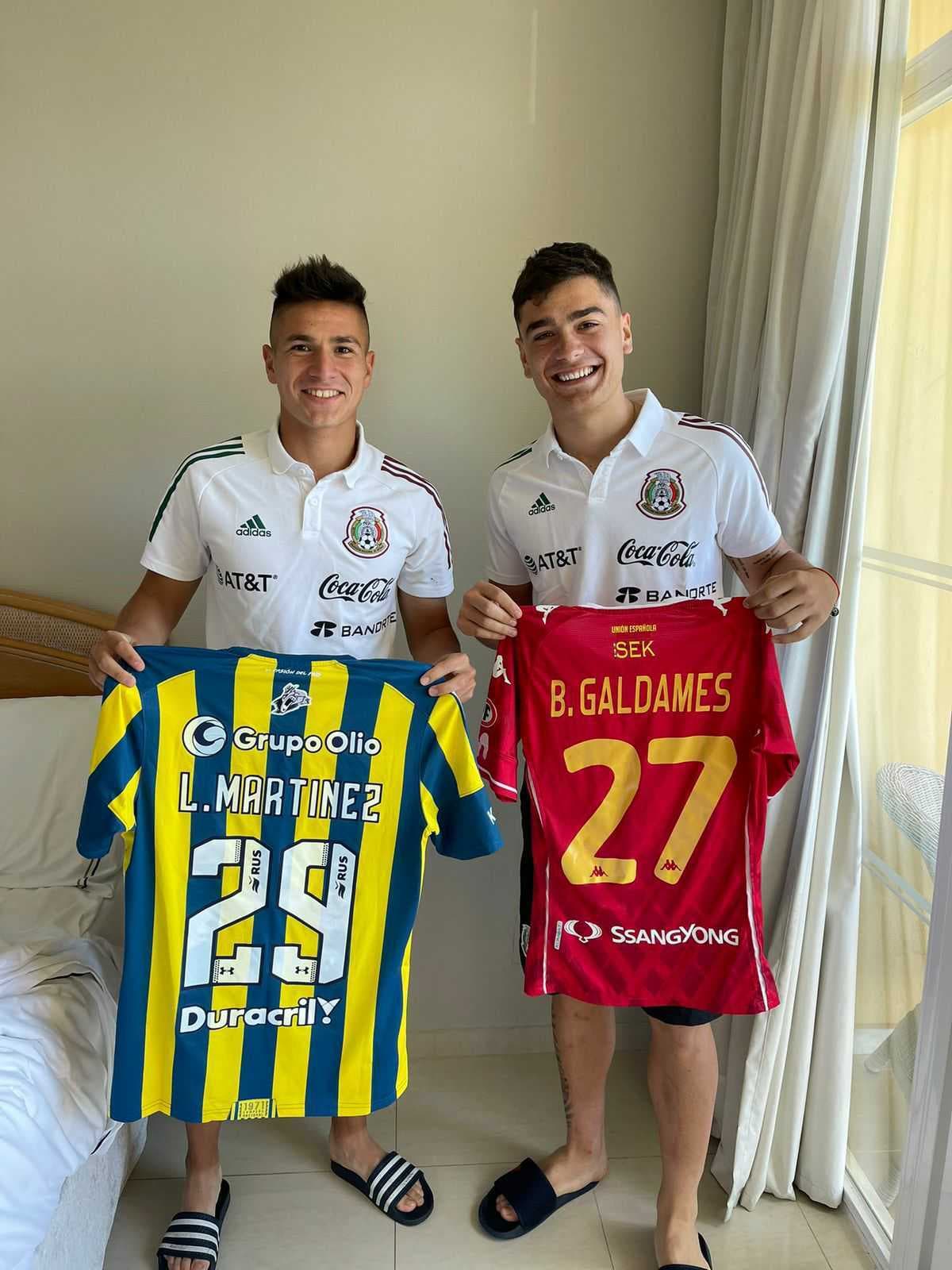 Luca Martínez y Benjamín Galdames intercambian playeras en el Tri