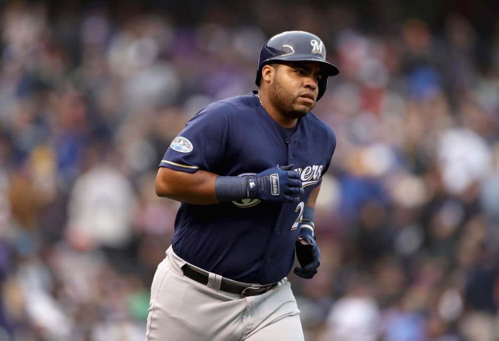 En el cuarto capítulo el venezolano Jesús Aguilar pegó jonrón solitario por el jardín izquierdo y amplió a 2-0 la ventaja de Milwaukee.