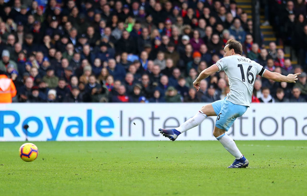 La iniciativa de visitante se vio premiada con un penalti a favor, cuya ejecución fue realizada por Mark Noble para poner el 0-1 de la visita al minuto 27 del primer tiempo.