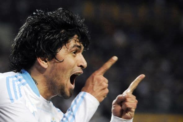 Y González abrió el camino con su gol para que el Marsella venciera 2-1 al Saint Etienne.