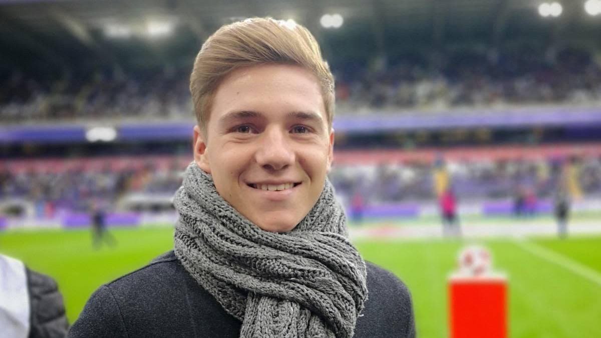 Ya consolidado como ciclista, fue invitado por el Anderlecht para presenciar un partido en el palco.