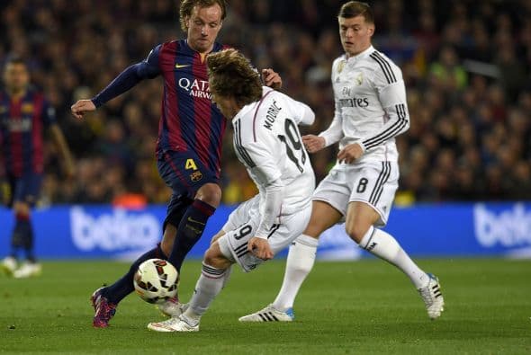 Los culés comenzaron a ejercer un ligero dominio sobre los blancos que aprovecharían para ponerse en ventaja.