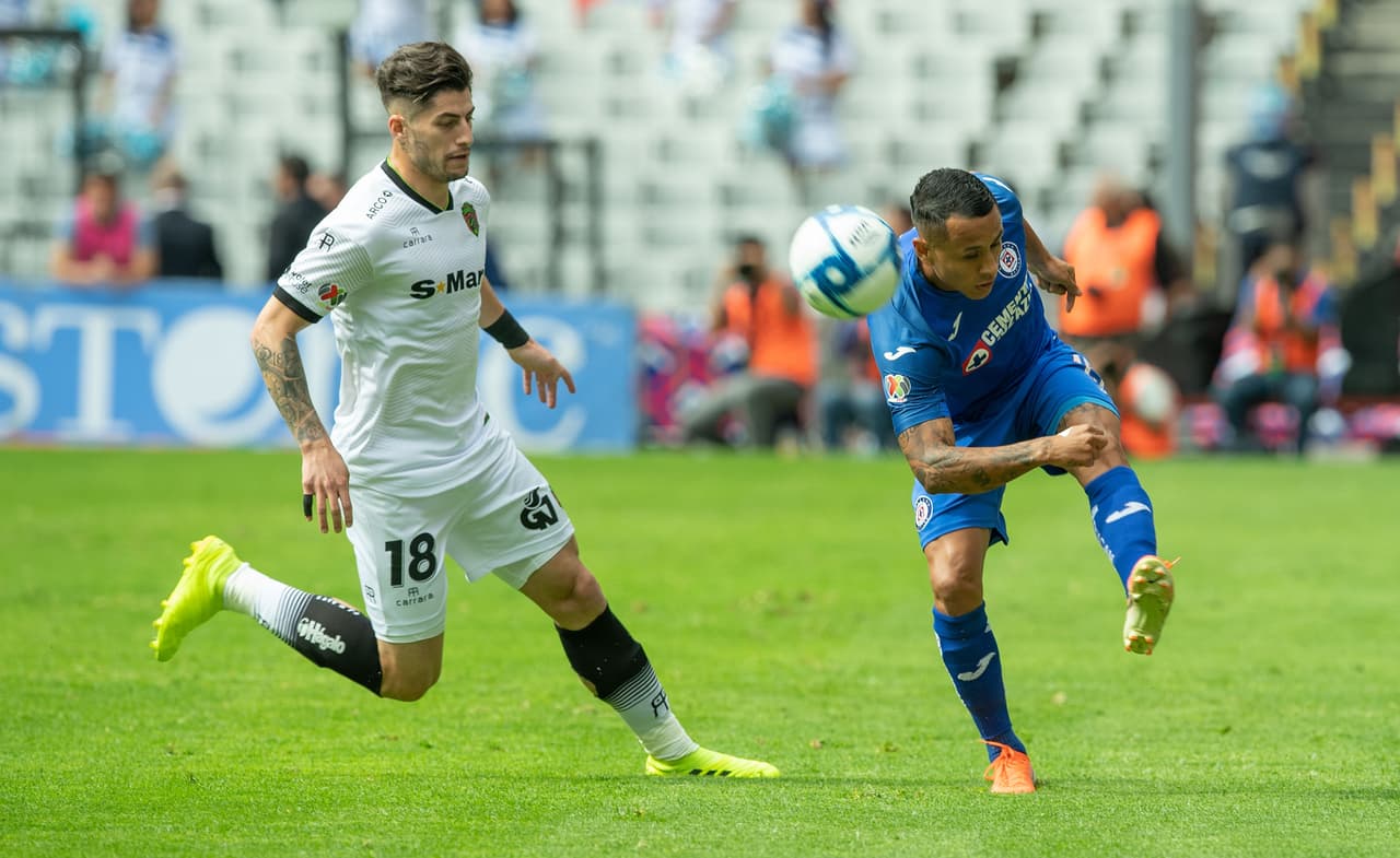 Los cementeros intentaban por las bandas pero existía poca movilidad en zona de ataque. 
<br>