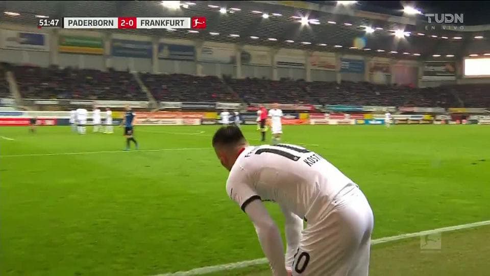 Tiro desviado de Evan Ndicka