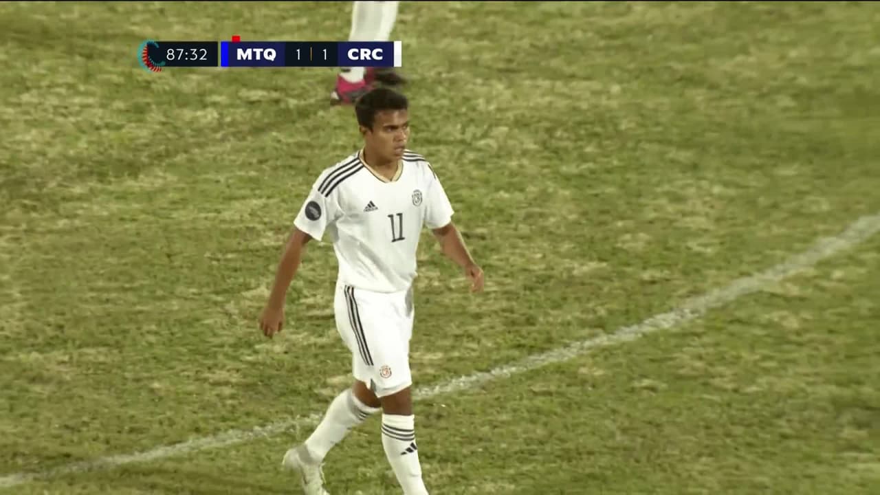 ¡GOL!  anota para Costa Rica. Aarón Suárez