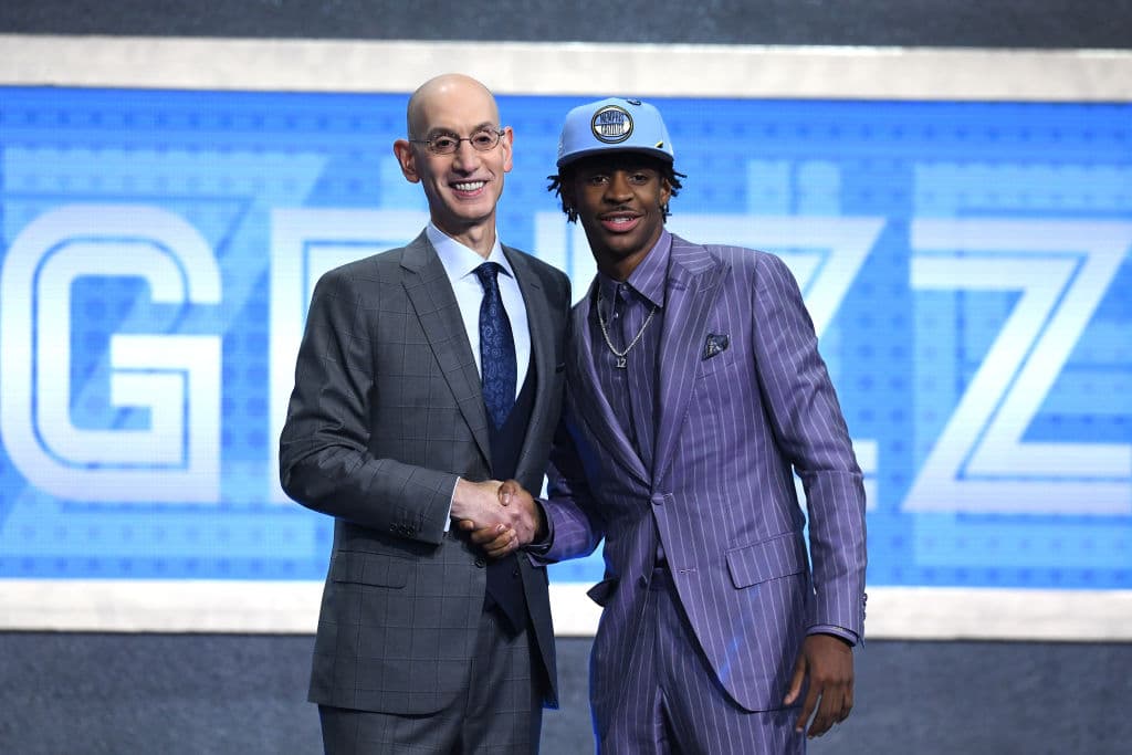 <b>2) Ja Morant (Murray State, Memphis Grizzlies).</b> Ante la eventual salida de Mike Conley, la posición de movedor quedrá abierta en Memphis y, usando la segunda selección globall, los Grizzlies decidieron tomar a un talentoso Point Guard para remplazar al legendario Conley Jr.
