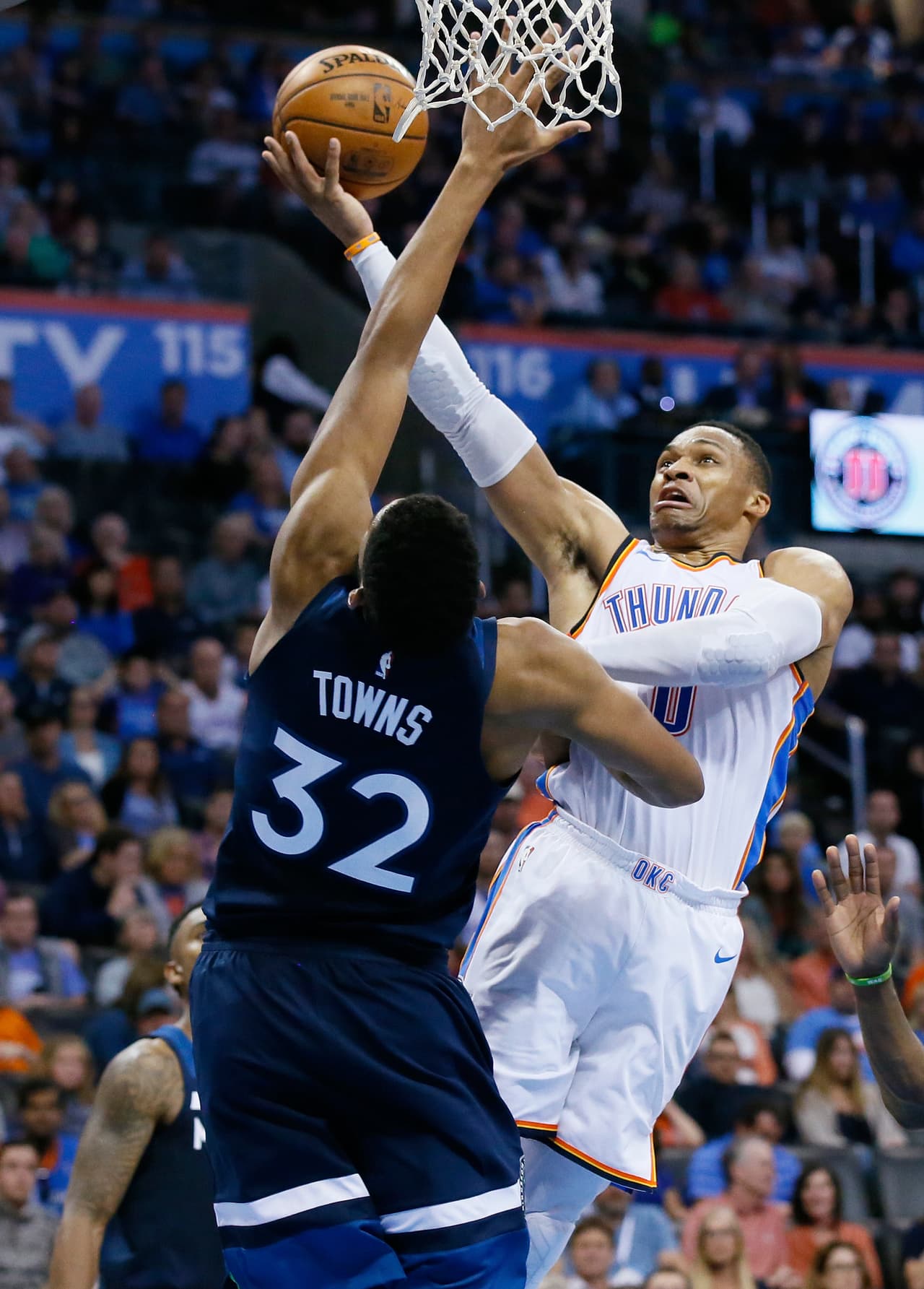 Un triple de Andrew Wiggins cuando el tiempo expiraba le dio un triunfo a los Timberwolves con pizarra de 115-113 sobre el Thunder.