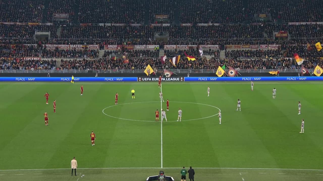 Arranca el partido y la pelota está en juego.