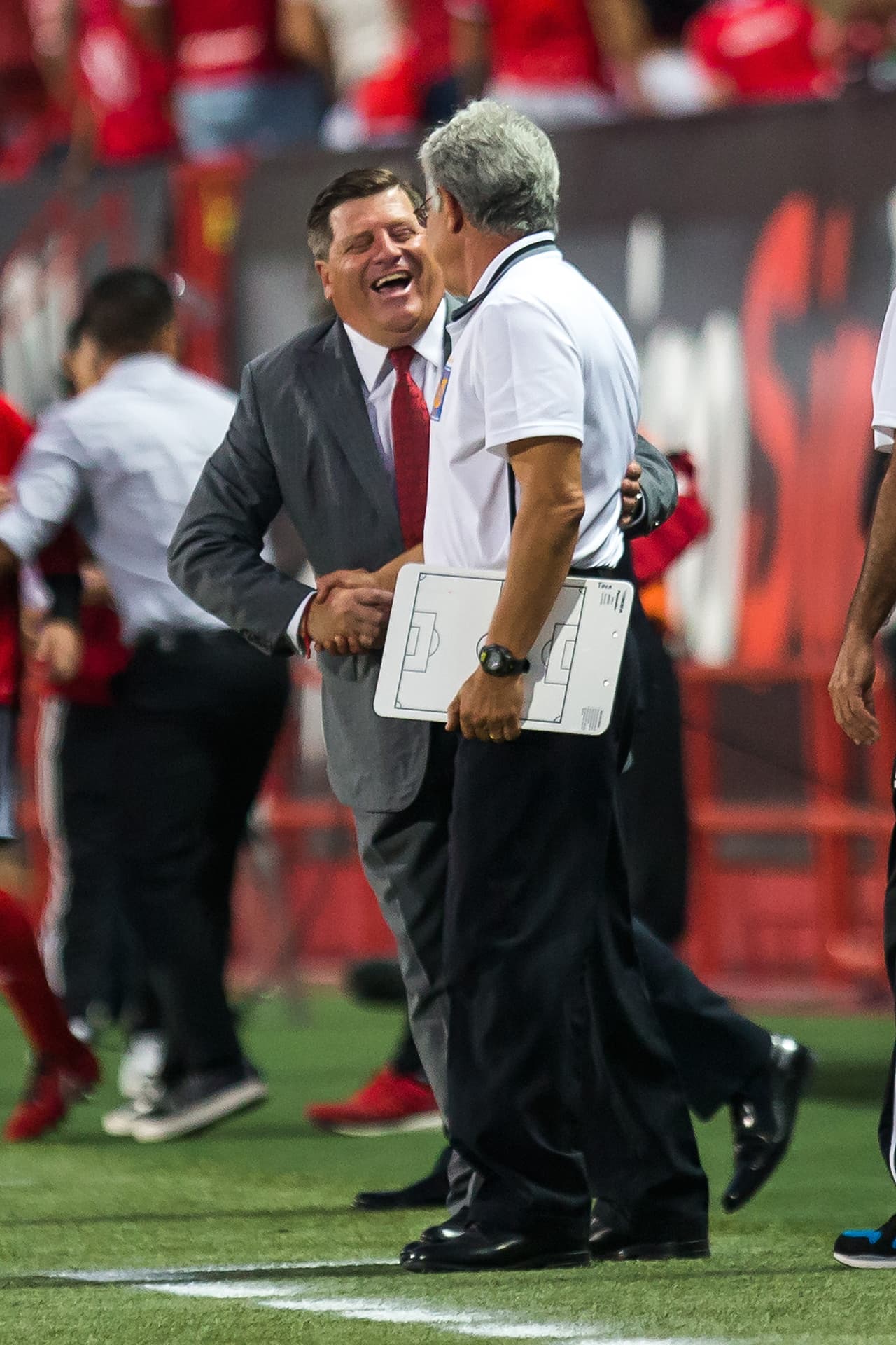 Herrera respondió que le parece que Ferretti se "ha pasado de lengua" con él y le advirtió que en el futuro le contestará y 
<i>El Tuca</i> deberá aceptarlo.