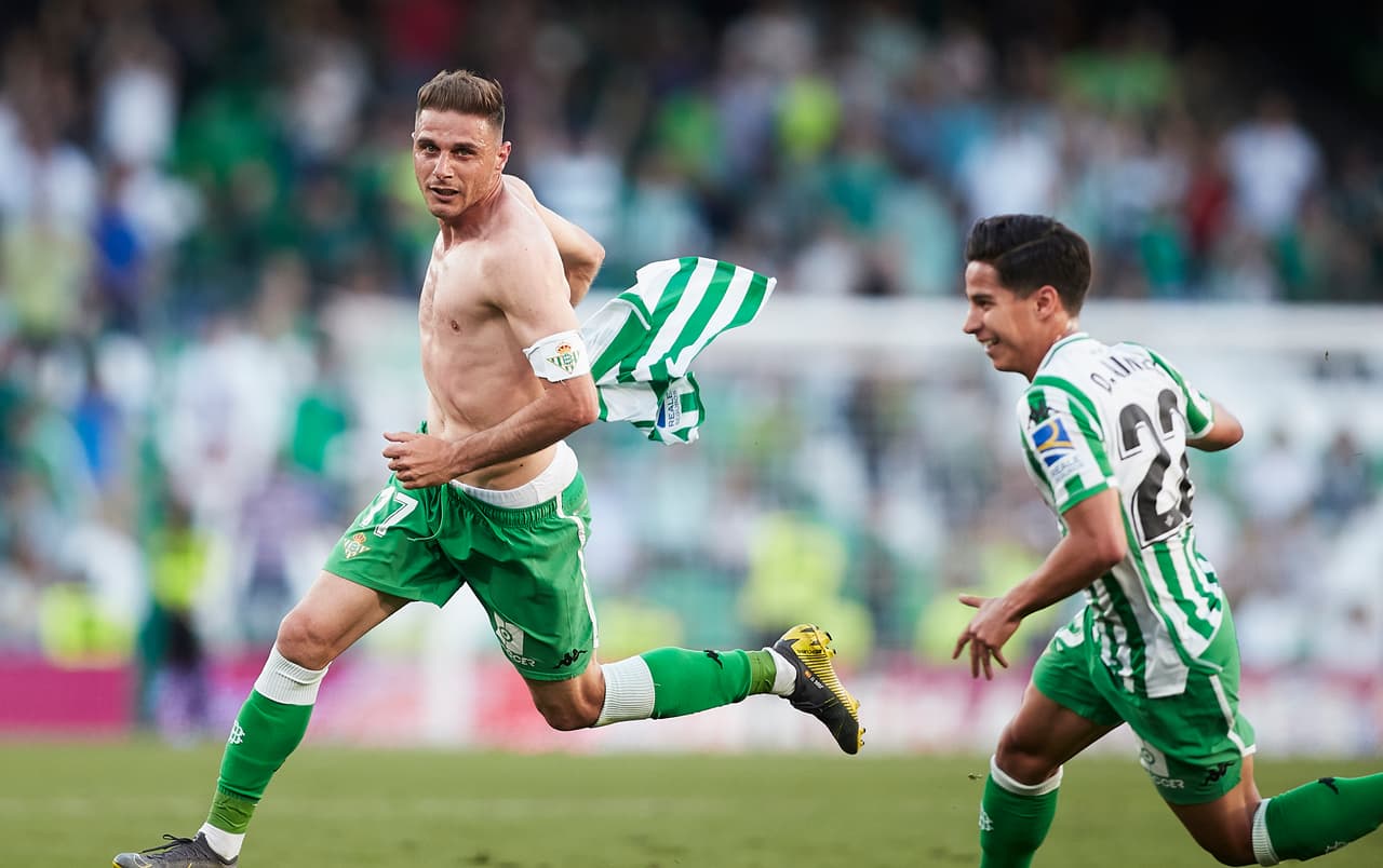 Diego Lainez celebrando el gol de Joaquín Sánchez al minuto 98.