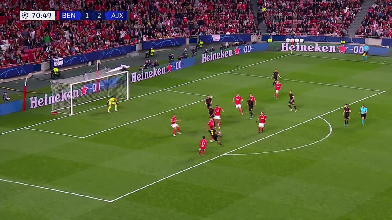 ¡GOL!  anota para Benfica. Roman Yaremchuk