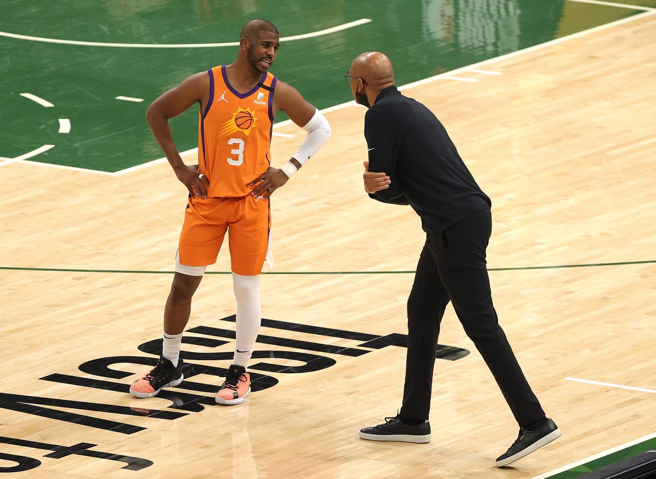 El contraste en el rendimiento era para Chris Paul, quien en toda la primera mitad solo pudo encestar dos puntos.