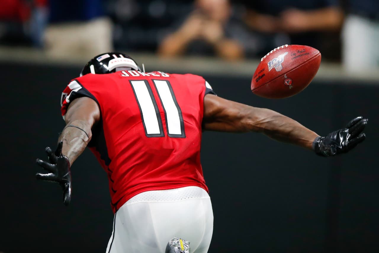 Julio Jones festejó a lo 'Naruto' en el touchdown que le dio el triunfo a los Falcons ante Eagles.
