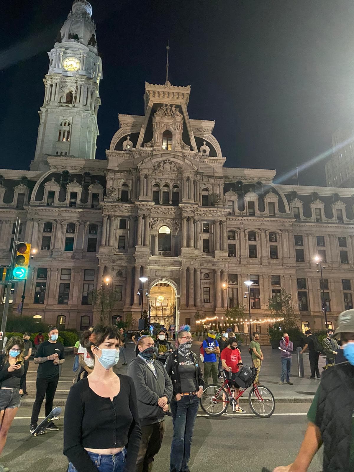 Los manifestantes se reunieron en Center City y se manifestaron pacíficamente el miércoles por la noche luego del fallo del gran jurado de Kentucky en el caso Breonna Taylor.