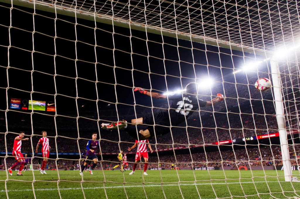 El arquero Bono del Girona no llegó al cabezazo de Piqué para el 2-2 definitivo.