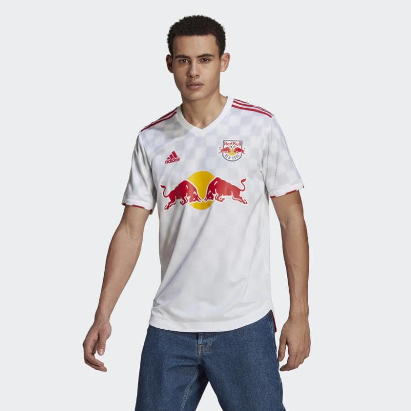 Apoyándose en un diseño clásico, ésta es la nueva casaca titular de New York Red Bulls.