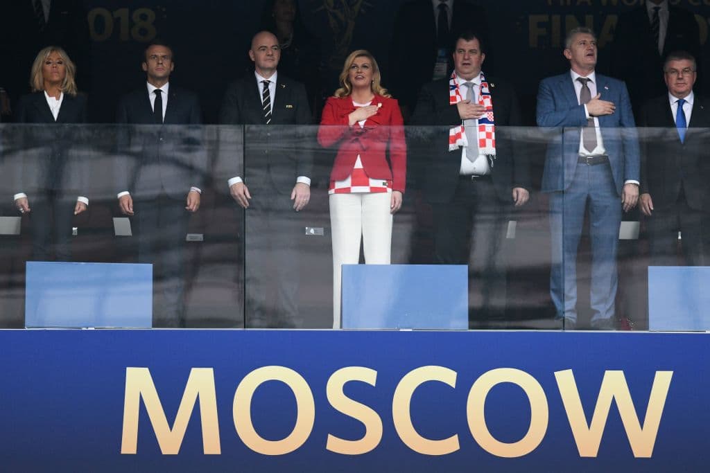 El Himno de Croacia, cantado en el palco por la presidente Kolinda Grabar Kitarovic (centro) y sus colaboradores.