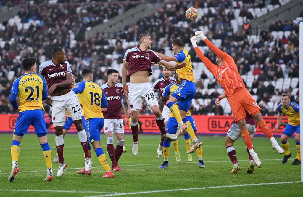 Manchester City goleo 6-3 al Leicester, Arsenal pasa por encima del Norwich City 3-0, Tottenham también golea 3-0 al Crystal Palace y el Southampton consigue apretada victoria de visita 2-3 sobre el West Ham United.