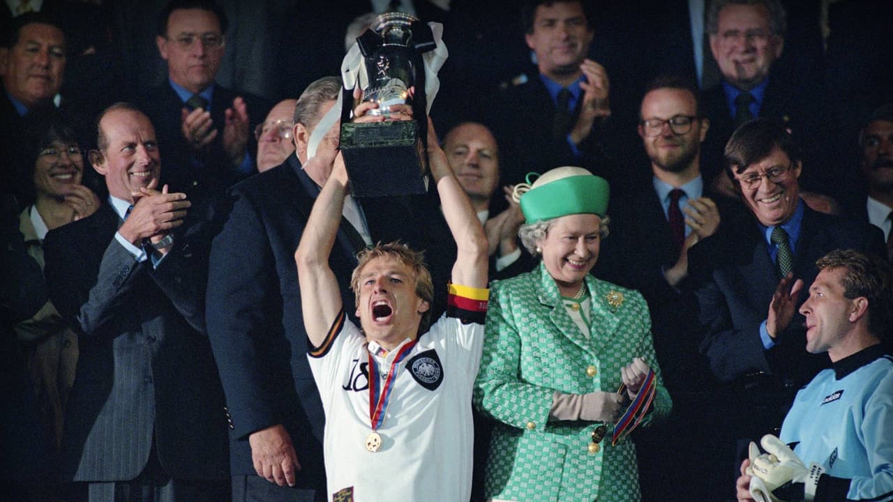 La Reina Isabel II entregó el trofeo de la EURO 1996 a Jurgen Klinsmann