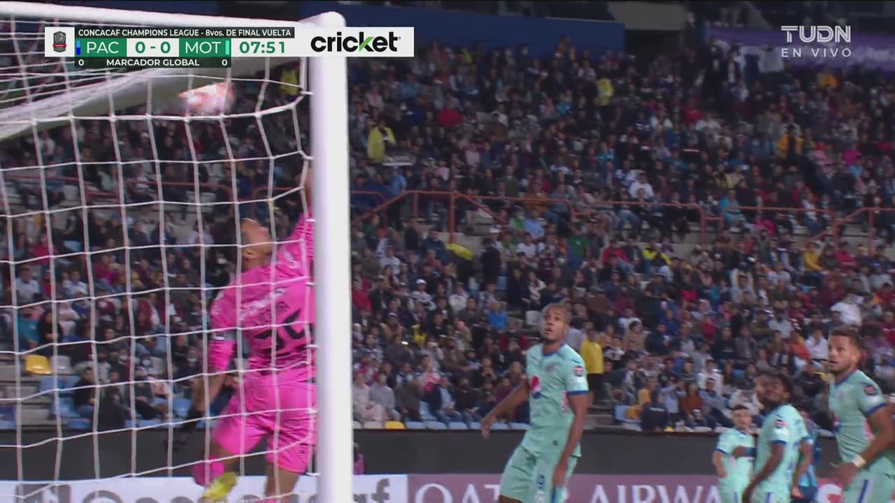 ¡Reventó el travesaño! Luis Chávez impacta el tiro directo en el metal