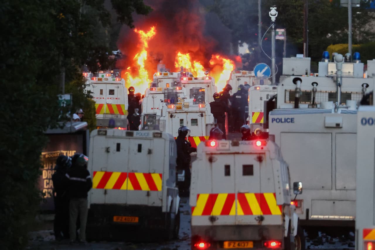 Casas en llamas y vehículos quemados: se intensifican protestas antiinmigrantes en Belfast 