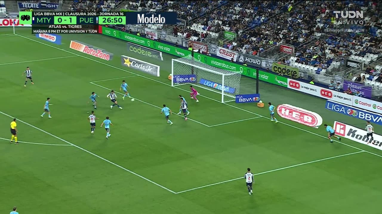 ¡CERCA! Lucas Ocampos disparó que se estrella en el poste.