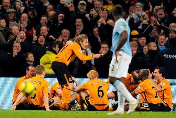 El Hull empató con gol de Bullard, quien le dio una lección a sus compañeros para celebrar.