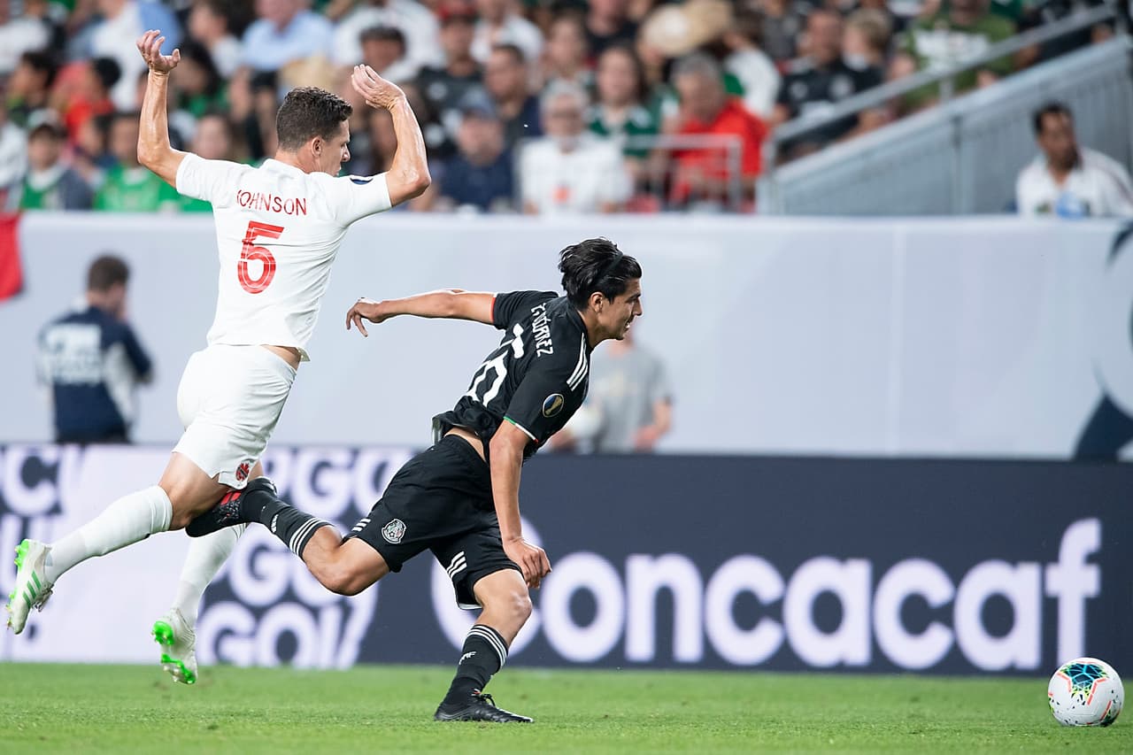 Sin embargo, para desgracia del mediocampista del PSV y del Tricolor, Erick Gutiérrez recibó esta falta de Will Johnson.