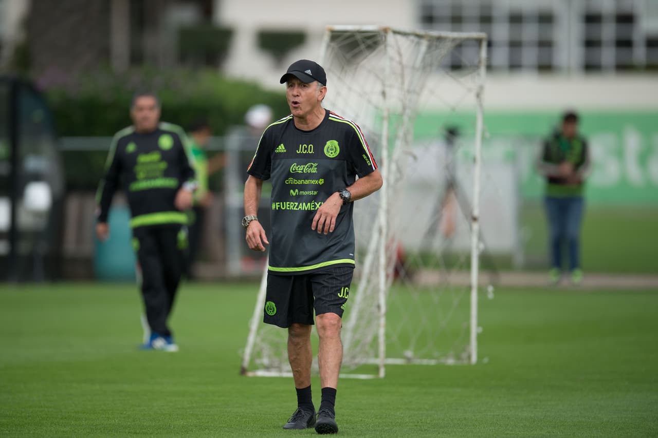 El técnico colombiano Juan Carlos Osorio dirigió la práctica a la espera de poder volver al banquillo tras su castigo.