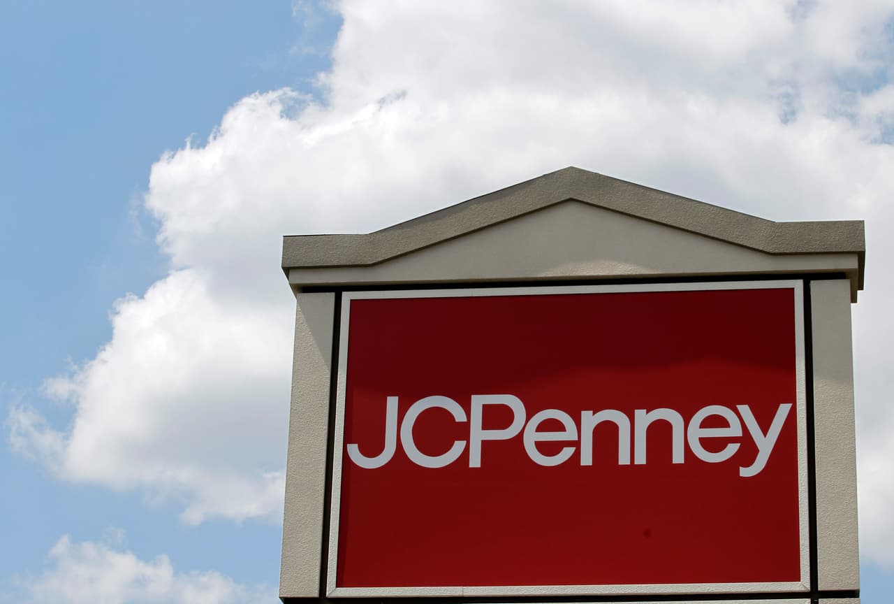 JCPenney anunció el cierre permanente de unas 154 tiendas en 20 estados este verano, incluidas ocho en California. Según un documento presentado ante la Comisión de Bolsa y Valores en mayo, aproximadamente el 29% de las 846 tiendas del minorista, o 242 ubicaciones, cerrarán entre el año fiscal actual y el próximo año fiscal.