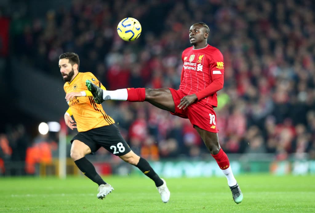 Adam Lallana asistió a Sadio Mané para el triunfo del Liverpool 1-0 sobre el Wolverhampton, a quien el VAR le anuló un gol por fuera de lugar.