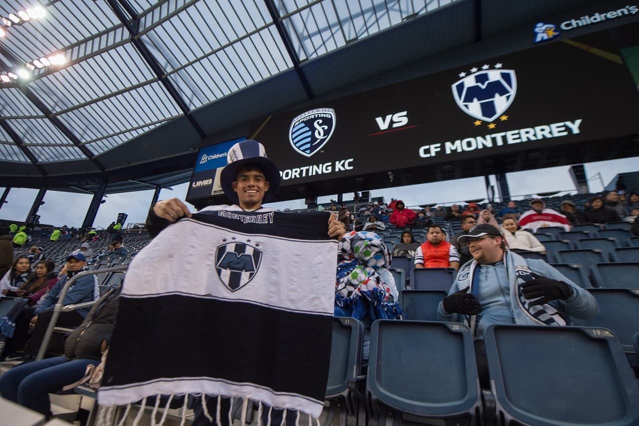Este fue el ambiente dentro y fuera del Childrens Mercy Spark Stadium, en Kansas City, Kansas, para presenciar el partido de Vuelta de las Semifinales de la Concacaf Champions League entre Sporting Kansas City y Rayados del Monterrey en medio de una noche fría.
