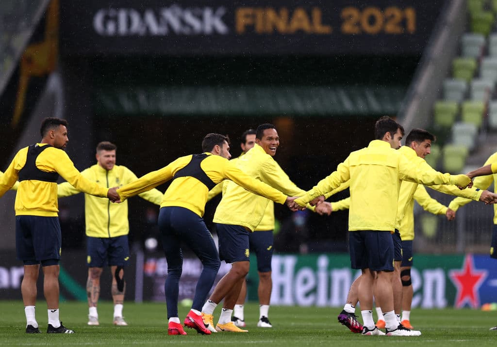 Unai Emery se encargó de hablar con todo el equipo antes de iniciar con los entrenamientos de cara a la final de la UEFA Europa League. Los jugadores del 'Submarino Amarillo' se mostraron alegeres y concentrados durante el calentamiento en el Arena Gdansk.
