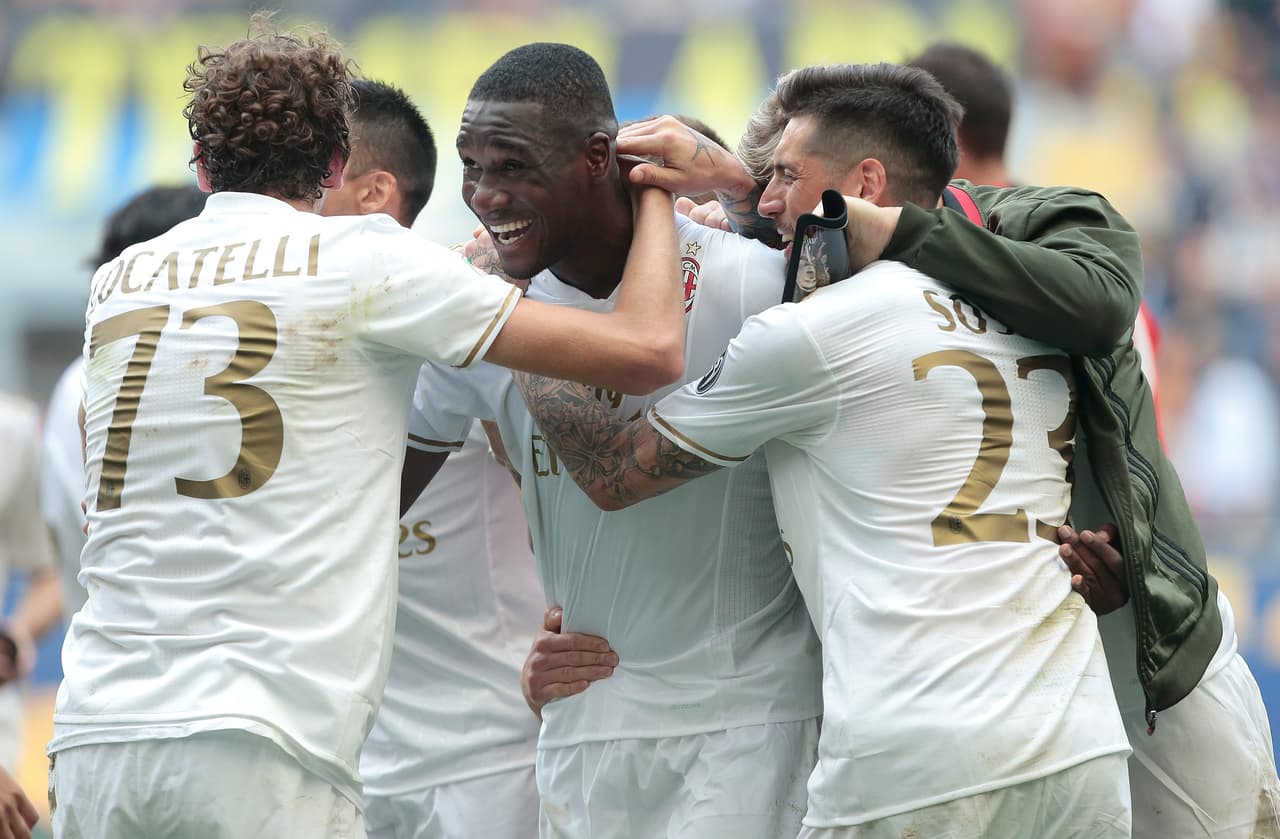 MILAN, ITALY - APRIL 15: Cristian Zapata of AC Milan (C) celebrates his goal with his team-mates during the Serie A match between FC Internazionale and AC Milan at Stadio Giuseppe Meazza on April 15, 2017 in Milan, Italy. (Photo by Emilio Andreoli/Getty Images )