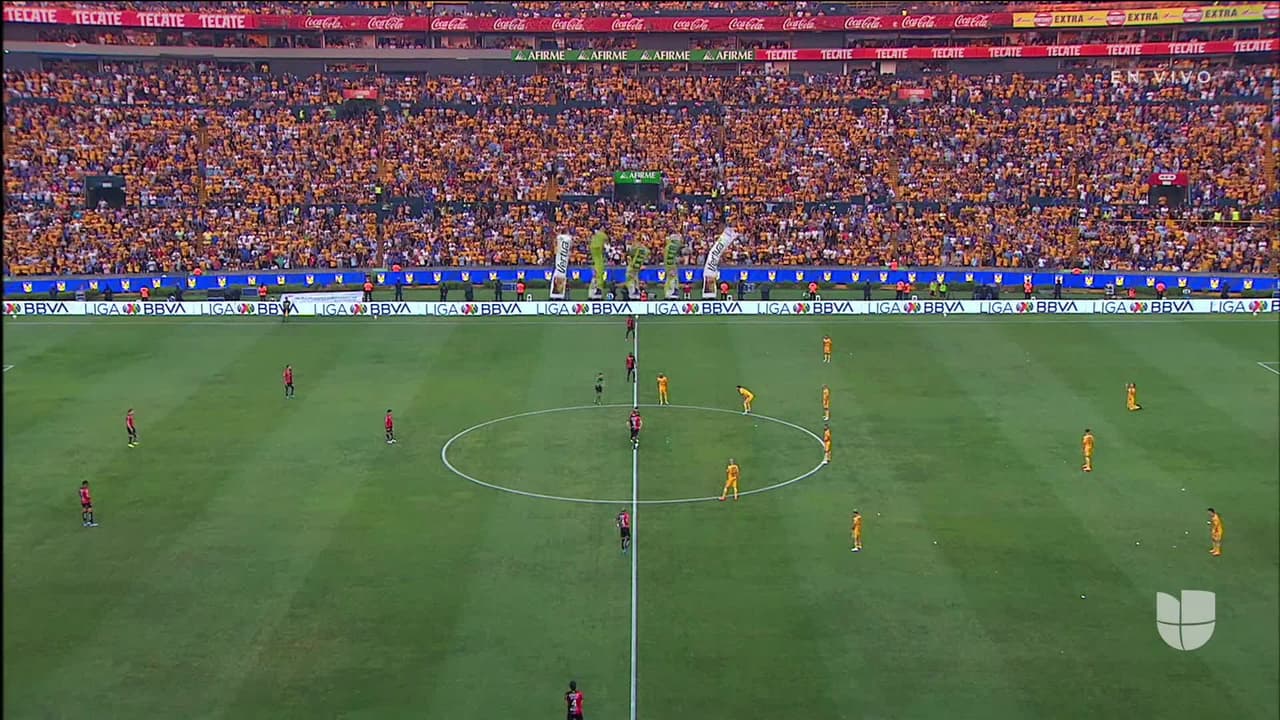 Arranca el partido y la pelota está en juego.