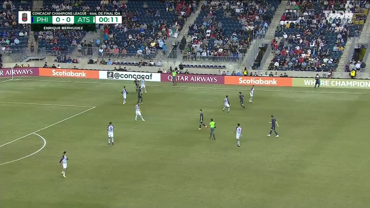 Arranca el partido y la pelota está en juego.