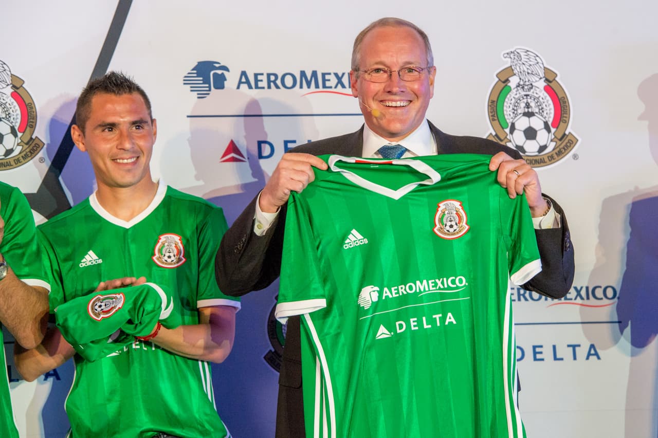 Que por su puesto Sear estuvo encantado de recibir, pese a ser el rival por excelencia de la selección de los Estados Unidos.