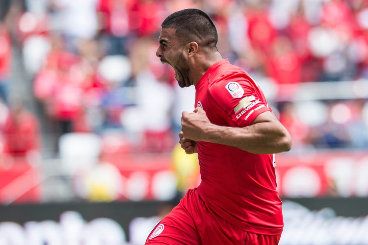 Y un minuto después, el mismo Canelo aprovechó un error de Hiram Mier para definir el segundo para los locales.