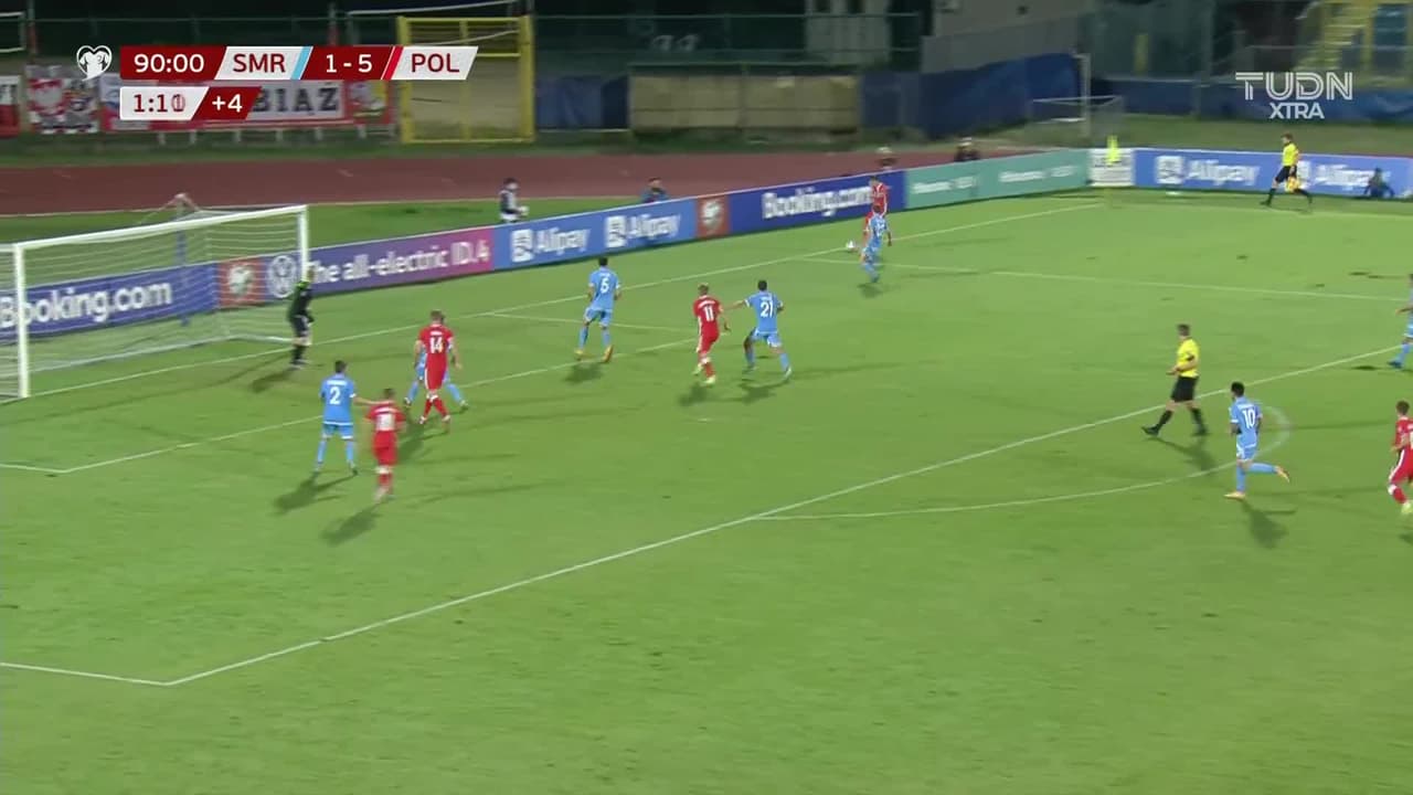 ¡GOL!  anota para Polonia. Adam Buksa