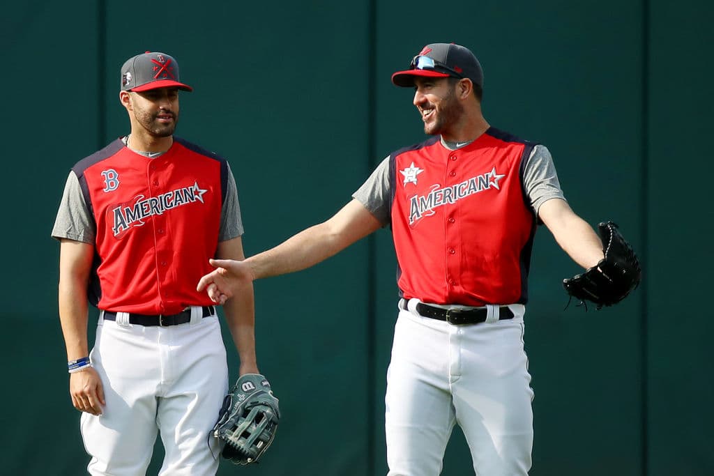Así realizaron su práctica los peloteros seleccionados para participar en el MLB All Star Game, que se llevará a cabo este martes en Progressive Field, el Cleveland. Jugadores que generalmente son rivales pudieron convivir, charlar, entrenar, soltar el brazo y tener una leve práctica de bateo para alistarse de cara al encuentro de Media Temporada que promete ser muy atractivo.