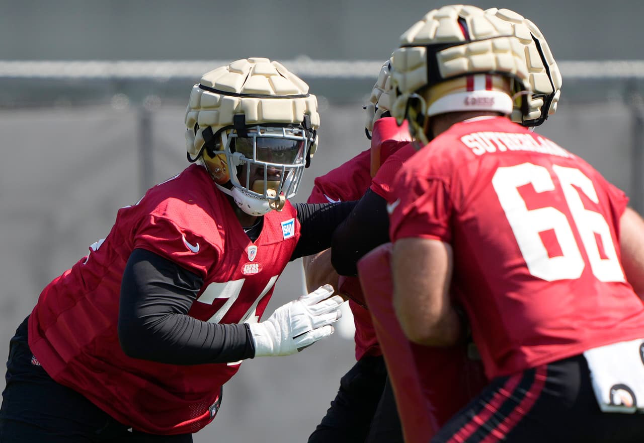 Más que para proteger la cabeza, estos casos evitan que los dedos de los jugadores queden atrapados entre los cascos durante algún impacto.
<br>