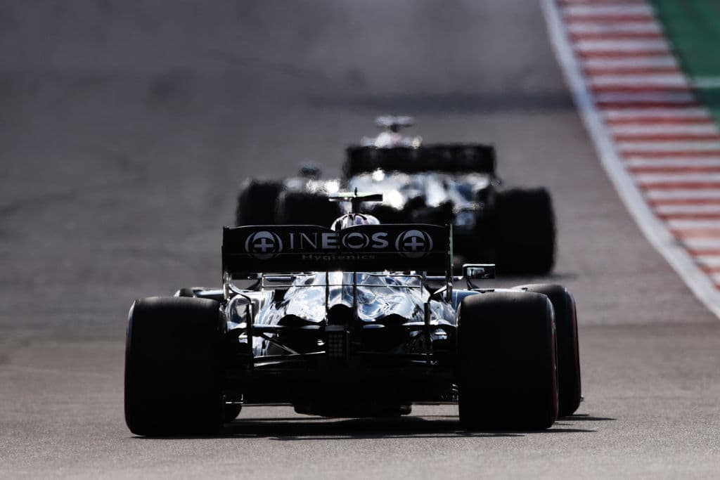 El piloto mexicano de Red Bull, Sergio Pérez, se quedó muy cerca de obtener su primera pole position en la Fórmula 1 este sábado durante la calificación para el Gran Premio de Estados Unidos de este domingo. El líder del mundial de F1 y compañero de equipo de 'Checho' Pérez, Max Verstappen, consiguió la pole en el que saldrá por delante del vigente campeón, el británico Lewis Hamilton, de Mercedes.