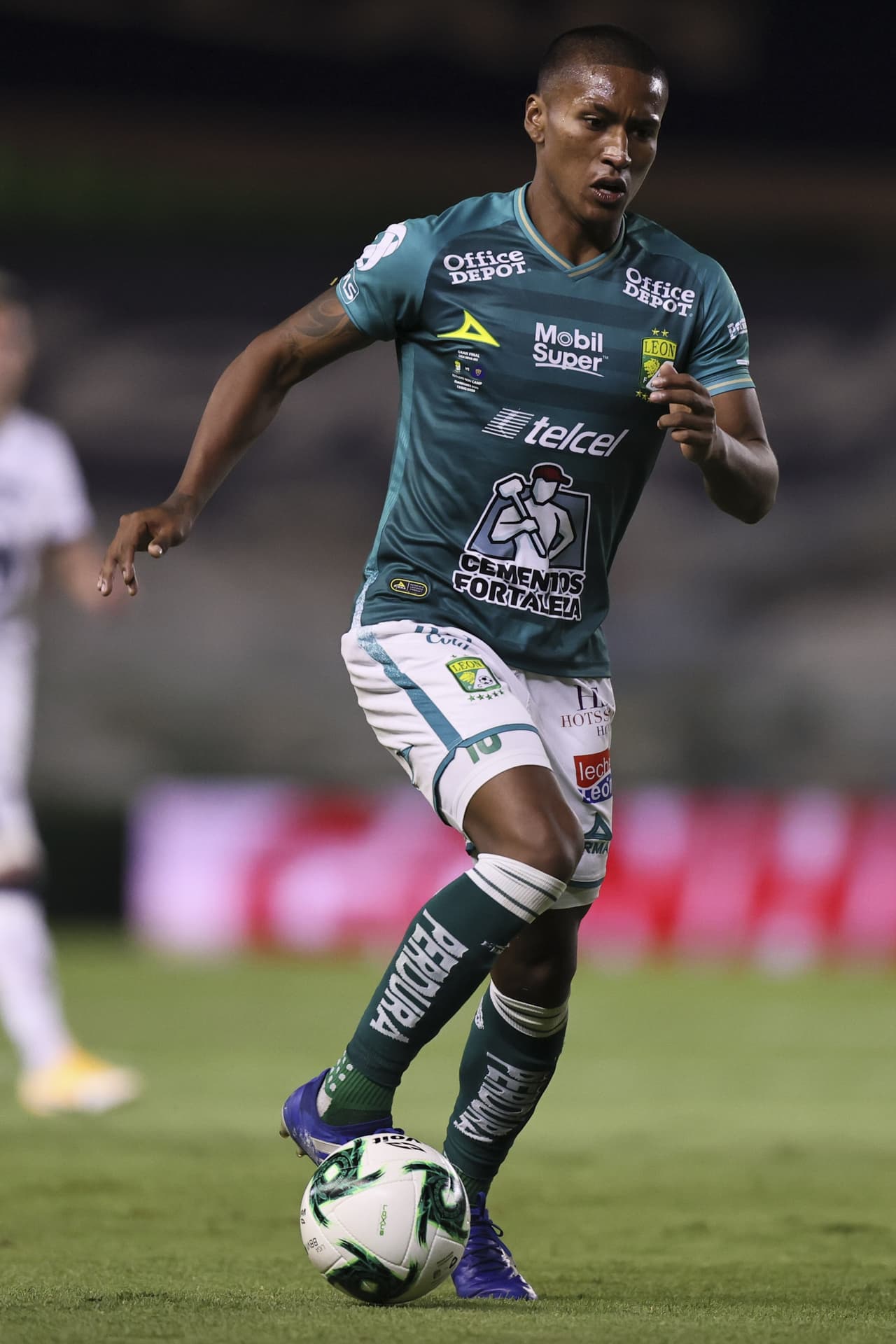 Tras buenas apariciones con los lobos león mostró su interés en el peruano y terminaron quedándose con la carta de Aquino.