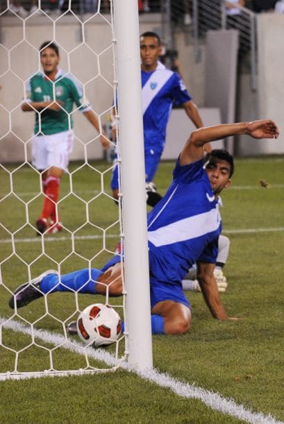 Guatemala estuvo cerca de meter un autogol, pero Carlos Gallardo sacó el balón en la línea.