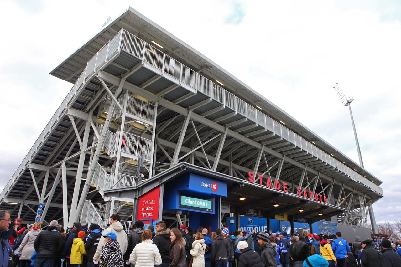 La entrada al Stade Saputo, donde Montreal Impact recibió el aliento de un público que completó las gradas.