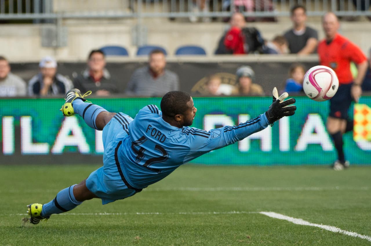 El arquero Josh Ford en una salvada para el Orlando City.