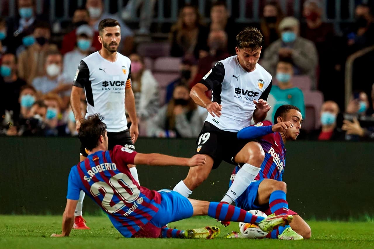 El Barcelona se lleva el triunfo sobre el Valencia con marcador 3-1, durante la novena jornada en La Liga. José Luis Gayá ponía arriba a los 'Chés' al minuto 5', pero Ansu Fati (13'), Memphis Depay con un penalti (41') y Philippe Coutinho (85') le dieron la victoria al equipo dirigido por Koeman.