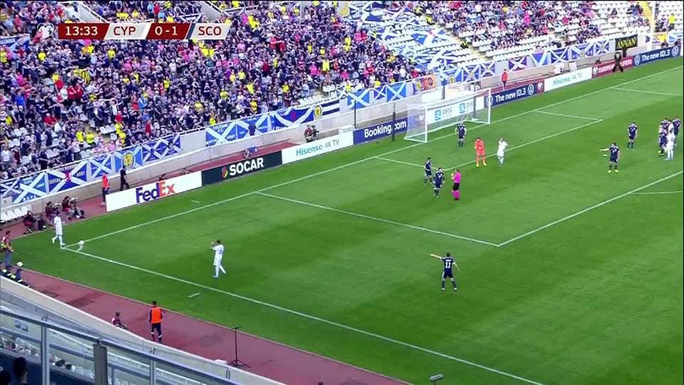 Tarjeta amarilla. El árbitro amonesta a Callum McGregor de Scotland